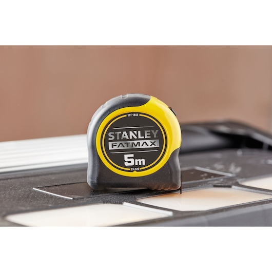 STANLEY 0-33-720 FATMAX tape measure, 5m length, black and yellow casing, close-up photo.