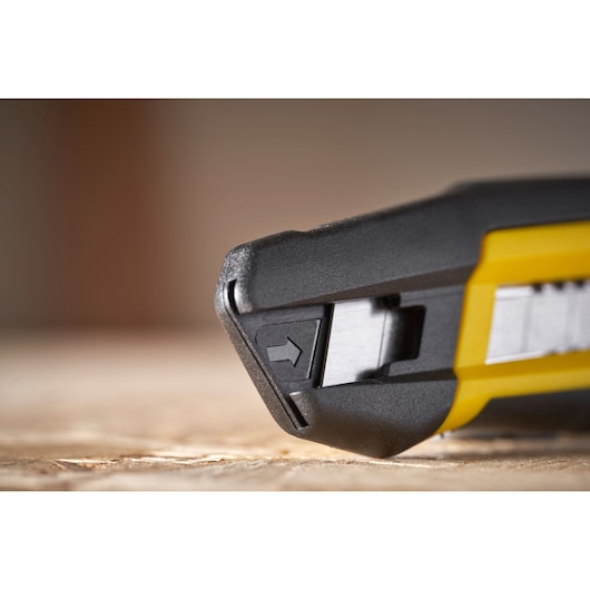 STANLEY STHT10500-0 utility knife close-up showing blade and yellow-black handle.